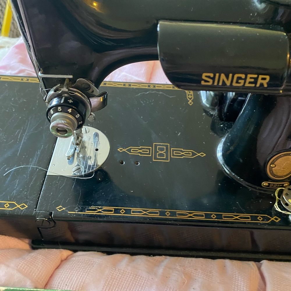 Featherweight singer sewing machine